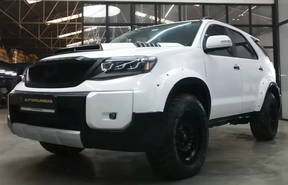 Toyota Fortuner 10 năm tuổi “lột xác” với body kit lấy cảm hứng từ Prado