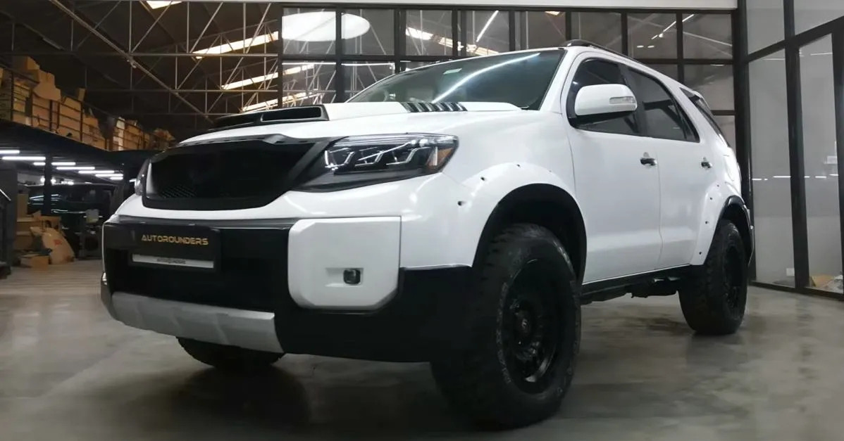 Toyota Fortuner 10 năm tuổi “lột xác” với body kit lấy cảm hứng từ Prado