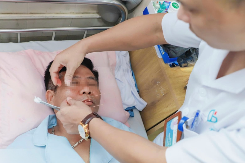  Từ thói quen 'tắm xong ngủ điều hòa lạnh', nhiều người bị méo lệch khuôn mặt 