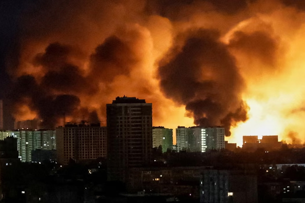 Ukraine hứng ‘mưa tên lửa và UAV’, Kiev tập kích cơ sở lọc dầu lớn của Nga