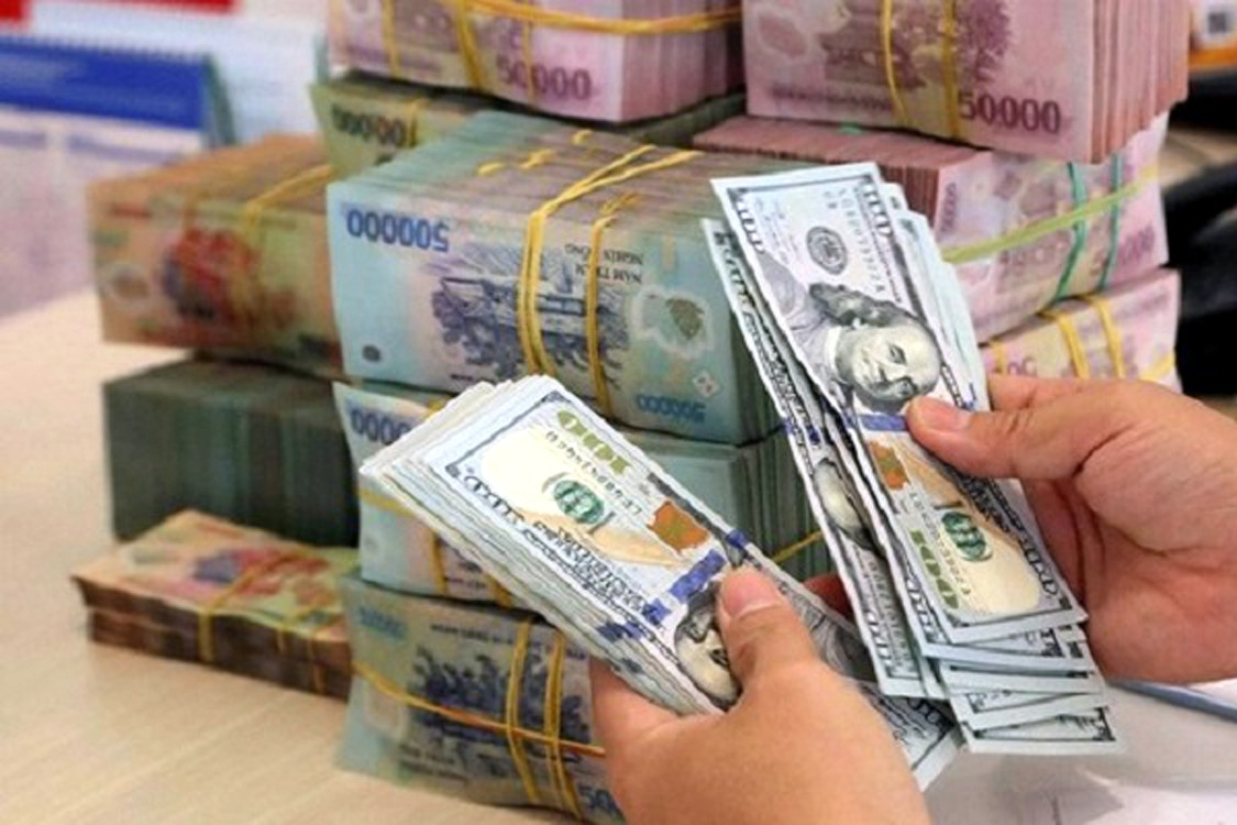 Vạch trần thủ đoạn của hai đối tượng thuê người gom ngoại tệ bán 'chợ đen'