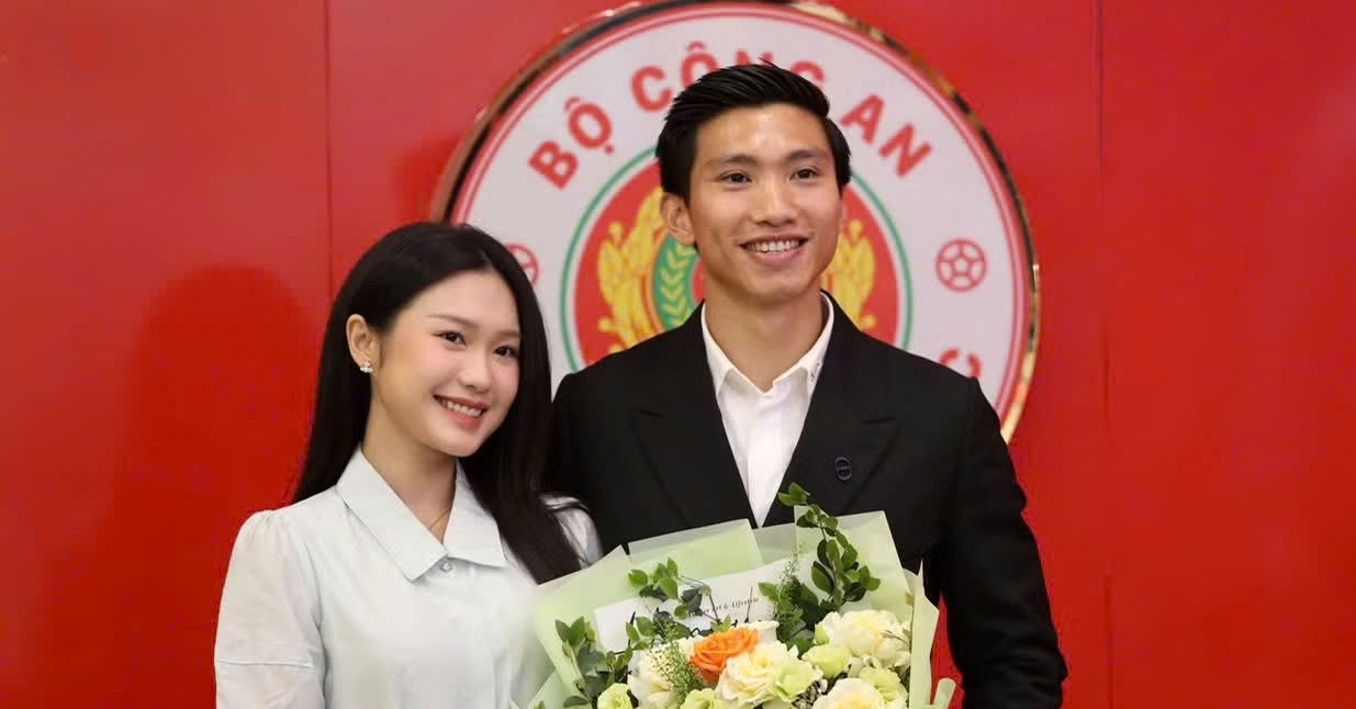 Văn Hậu ký thêm 3 năm với CAHN, Doãn Hải My chứng kiến