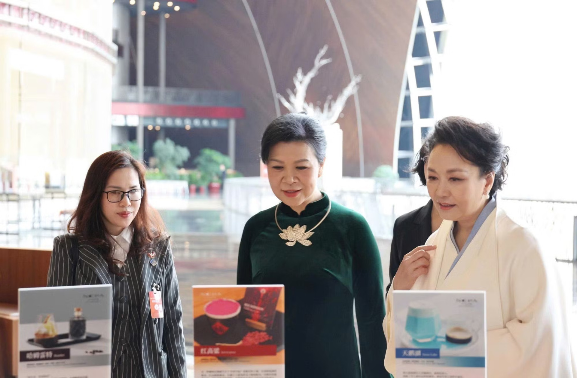 vna potal phu nhan ngo phuong ly gap go trao doi voi phu nhan banh le vien 8703881.jpg