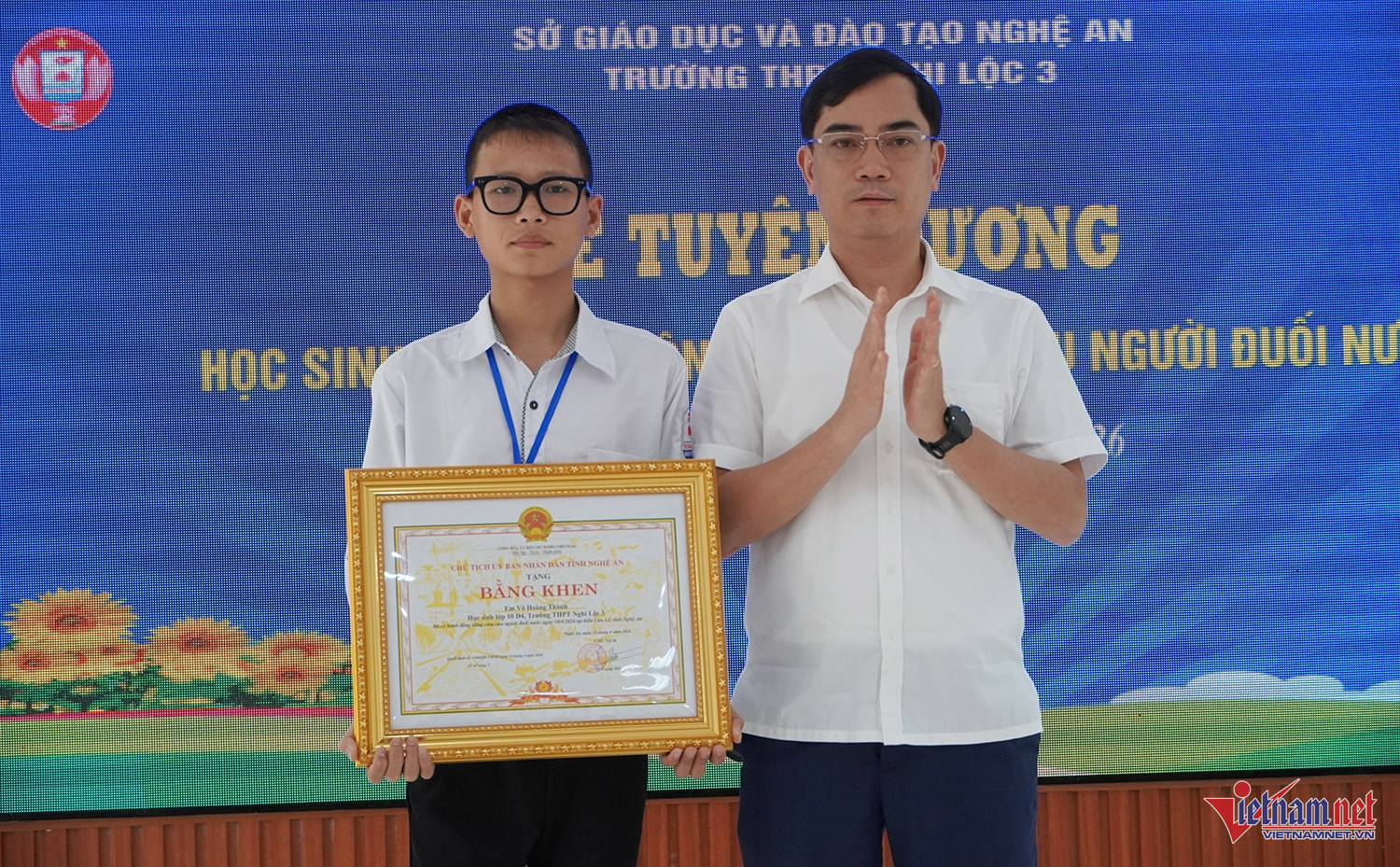 W-khen thưởng nam sinh cứu người.JPG.jpg