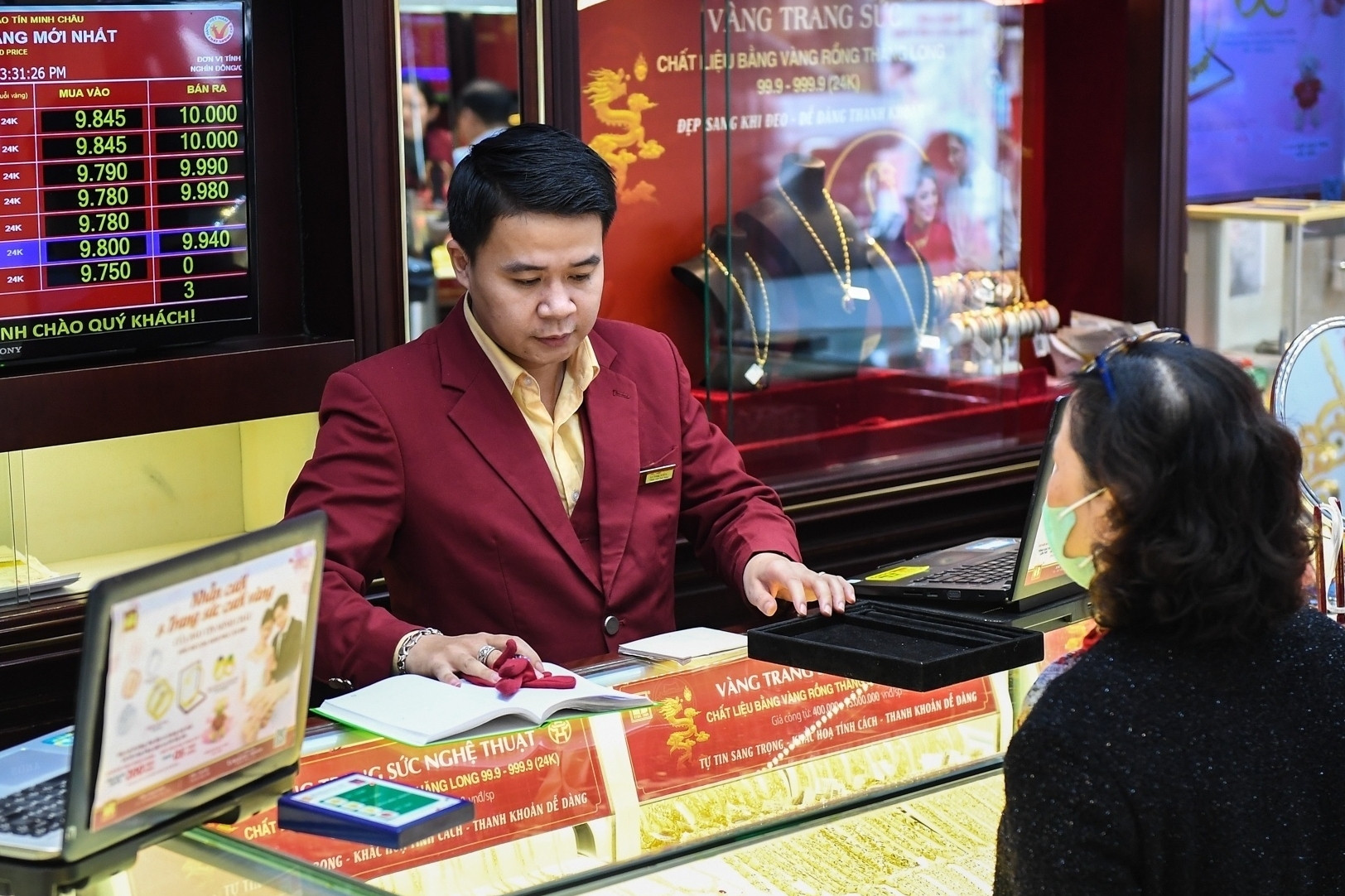 Giá vàng hôm nay 18/4/2026 tăng mạnh, vàng SJC bứt phá tăng 1 triệu/lượng