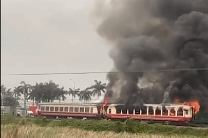 Bản tin chiều 17/4: Tàu khách bất ngờ cháy ngùn ngụt, 2 toa bị thiêu rụi