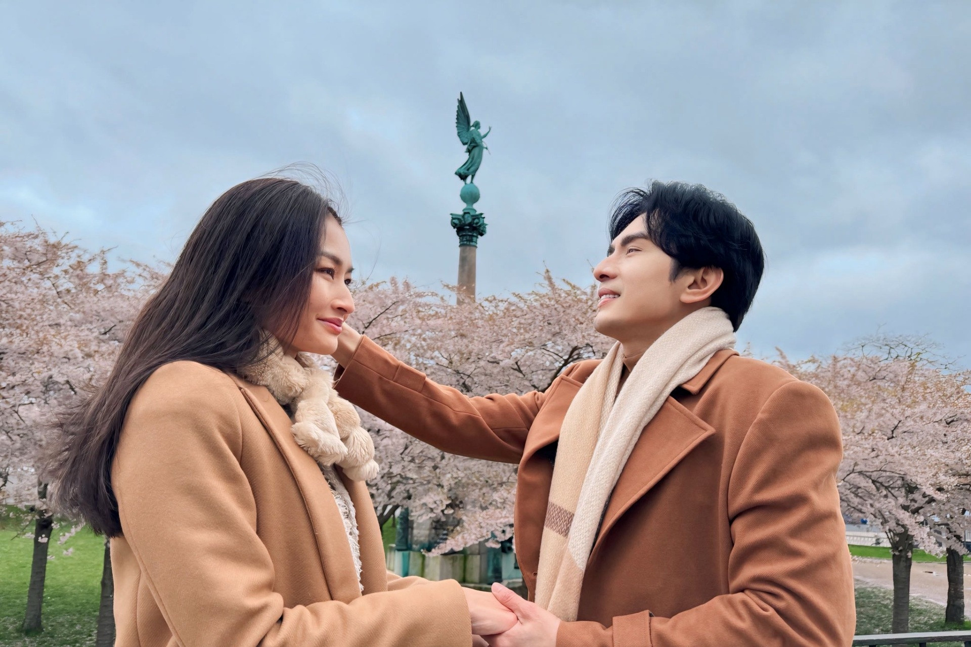 Ca sĩ Đan Trường thân thiết cô gái lạ, NSND Tự Long tạo dáng bên xe xịn