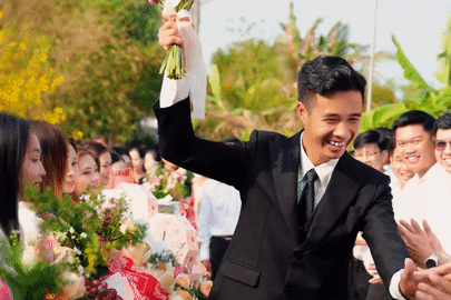 Cô dâu bắc ghế 50cm hôn chú rể 1m9 trong đám cưới ở miền Tây