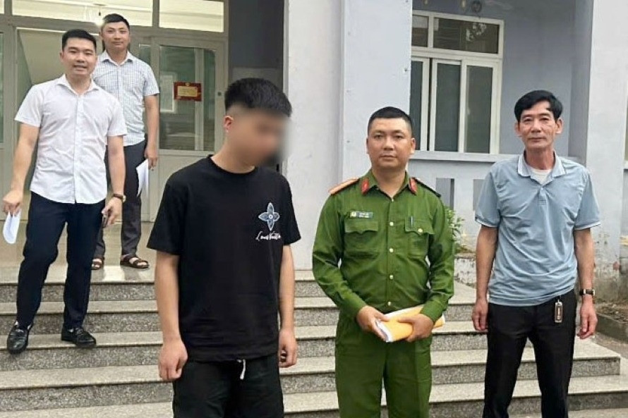 Công an kịp thời ngăn chặn nam thanh niên 21 tuổi định nhảy cầu