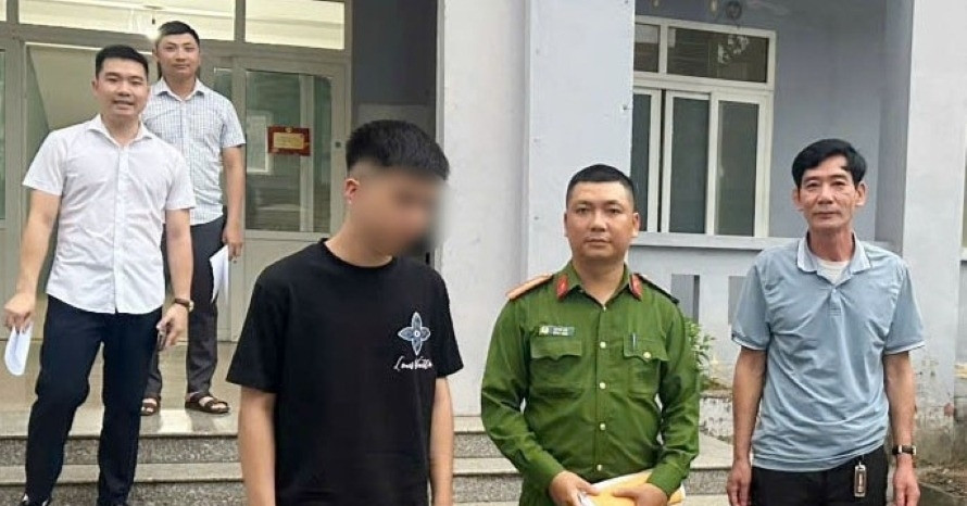 Công an kịp thời ngăn chặn nam thanh niên 21 tuổi định nhảy cầu