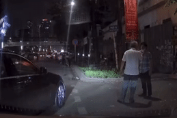 Công an vào cuộc vụ người đàn ông lái Mercedes chặn ô tô, đánh tài xế ở Hà Nội