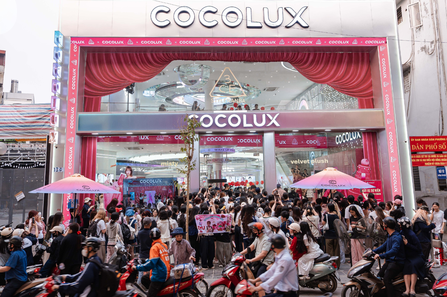 CongB khuấy động Flagship 134 Cầu Giấy, ‘bùng nổ’ cùng Cocolux x 3CE