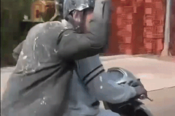 CSGT xử lý 30 thanh thiếu niên tụ tập chạy xe dàn hàng ngang, ném bột trên phố