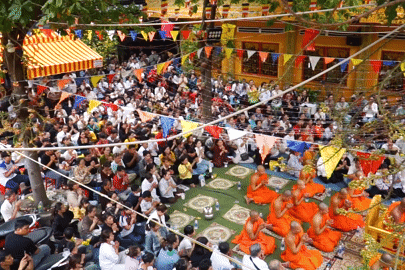 Hàng ngàn người dân hào hứng đi chùa tắm Phật, cầu an dịp Tết Chôl Chnăm Thmây
