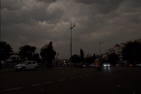 Hình ảnh trời đột nhiên tối sầm giữa buổi sáng, ô tô phải bật đèn pha