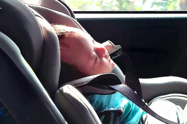 Làm sao để ngăn chặn bi kịch bỏ quên trẻ em trên ô tô?