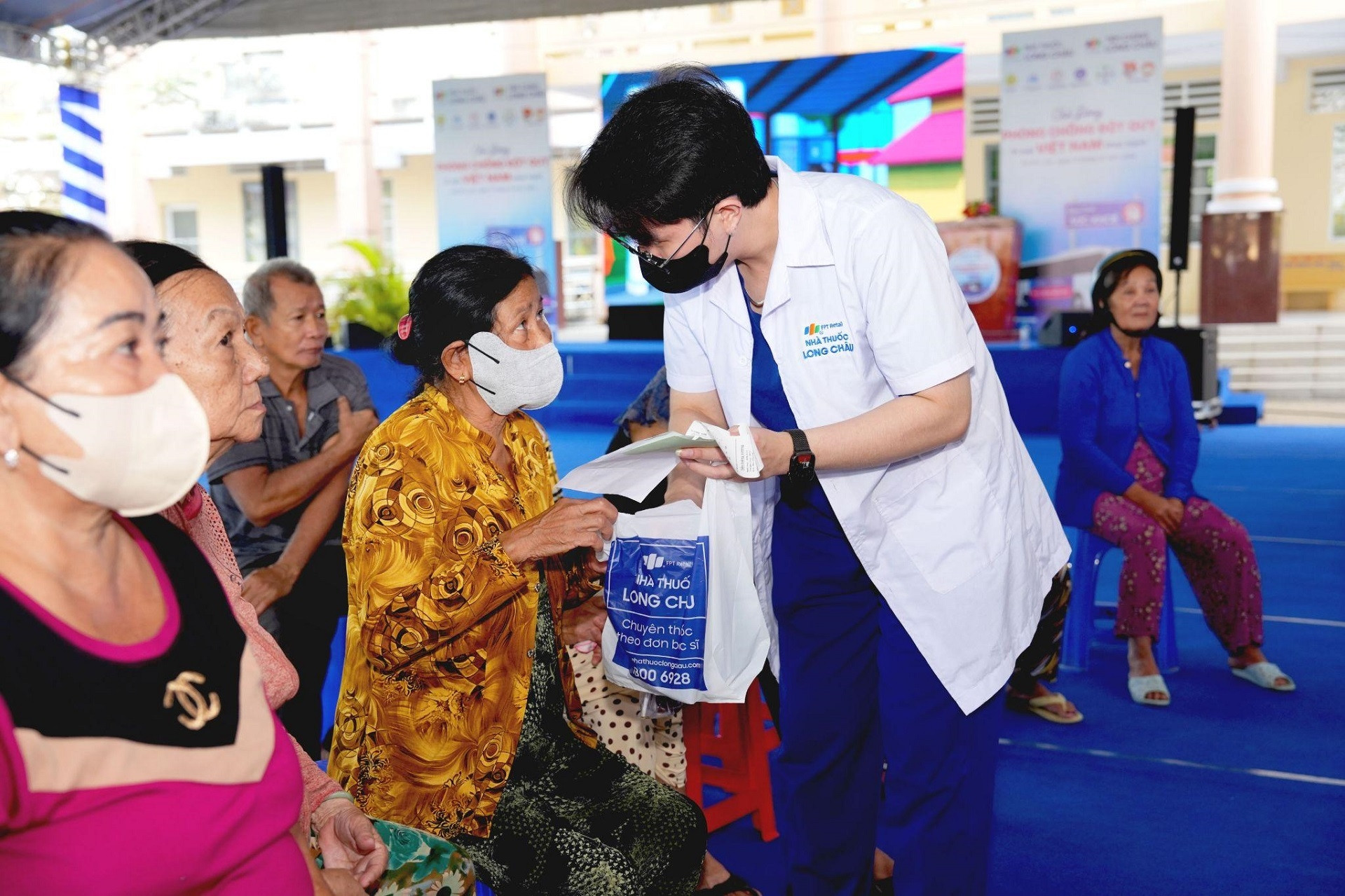 Long Châu 2 năm liên tiếp thắng lớn tại Healthcare Asia Pharma Awards