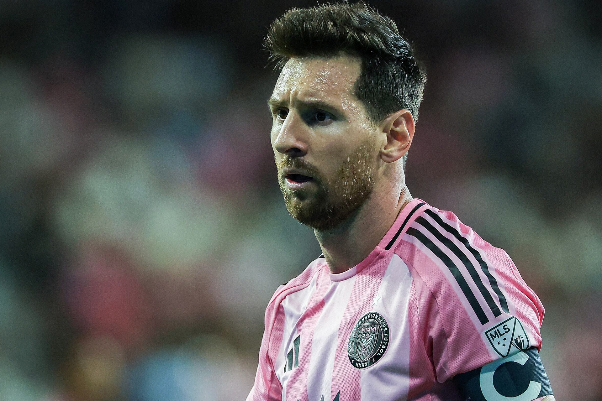 Messi mua lại CLB hàng xóm của Barca