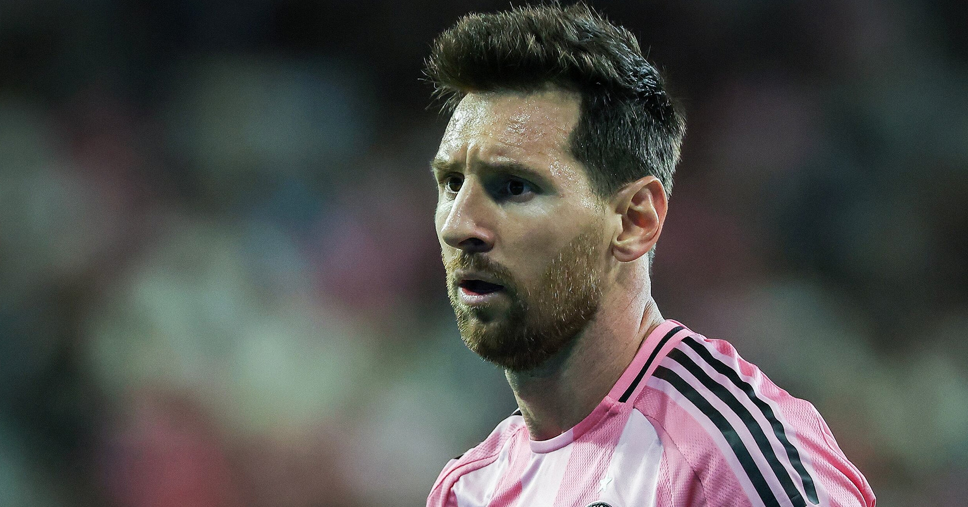 Messi mua lại CLB hàng xóm của Barca
