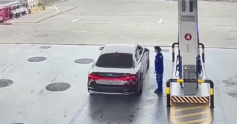 Thanh niên lái Audi đổ đầy bình xăng rồi bỏ chạy, quỵt tiền 2,4 triệu đồng