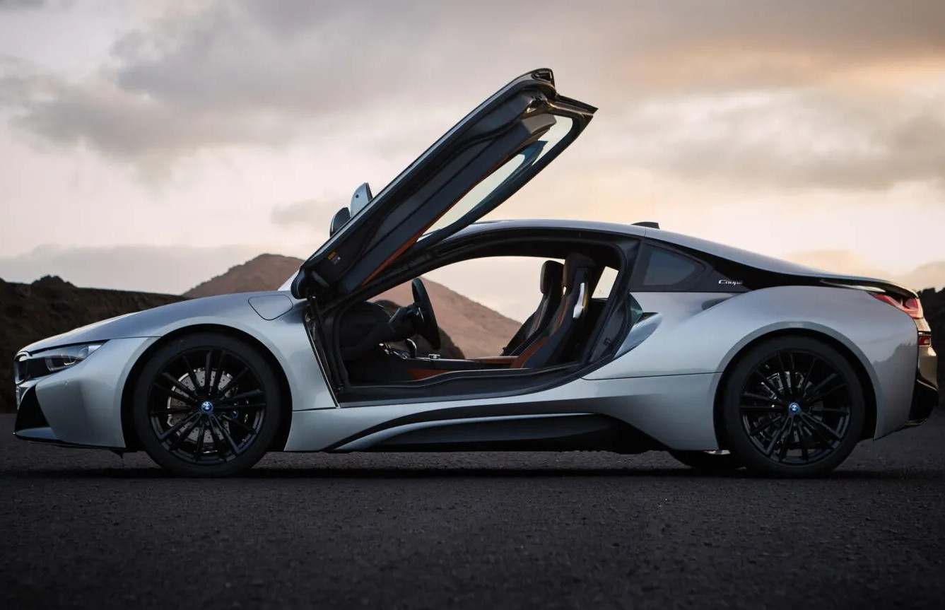  Nữ bồi bàn giả danh 'tổng giám đốc' vay mua 10 chiếc xe sang chỉ trong 8 ngày 