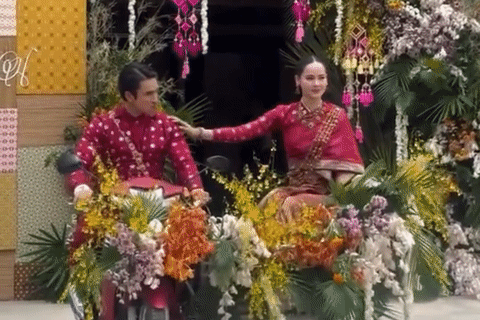 Tài tử vạn người mê gây sốt với màn rước dâu bằng xe máy kéo