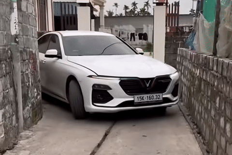 Tài xế xe VinFast Lux A luồn lách trong ngõ siêu hẹp khiến người xem trầm trồ