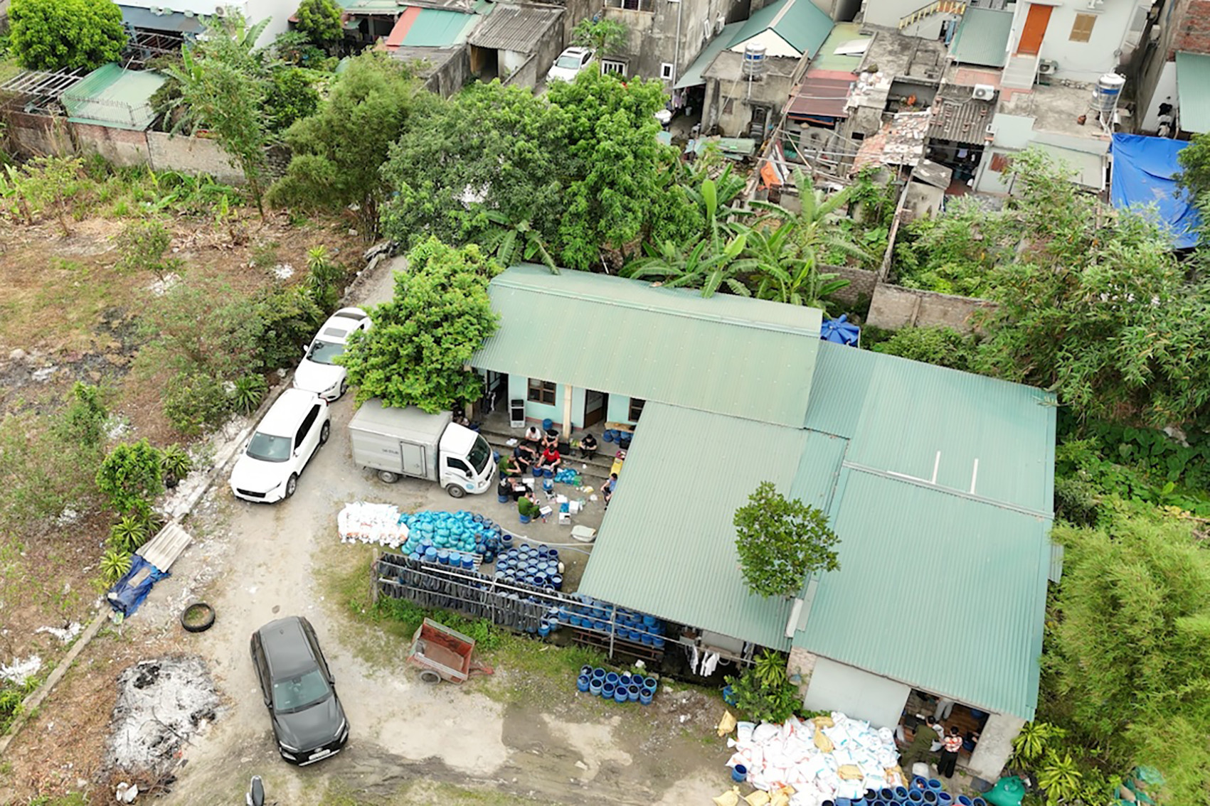 toan canh xuong san xuat gia do trai phep tai phuong mao khe dong trieu_1.jpg