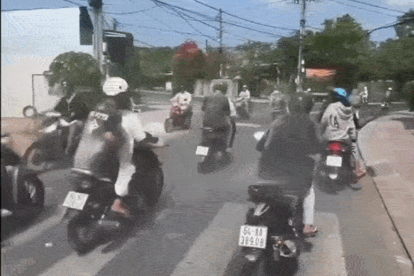 Nhóm thanh, thiếu niên chạy xe dàn hàng ngang, ném bột trên phố gây bức xúc