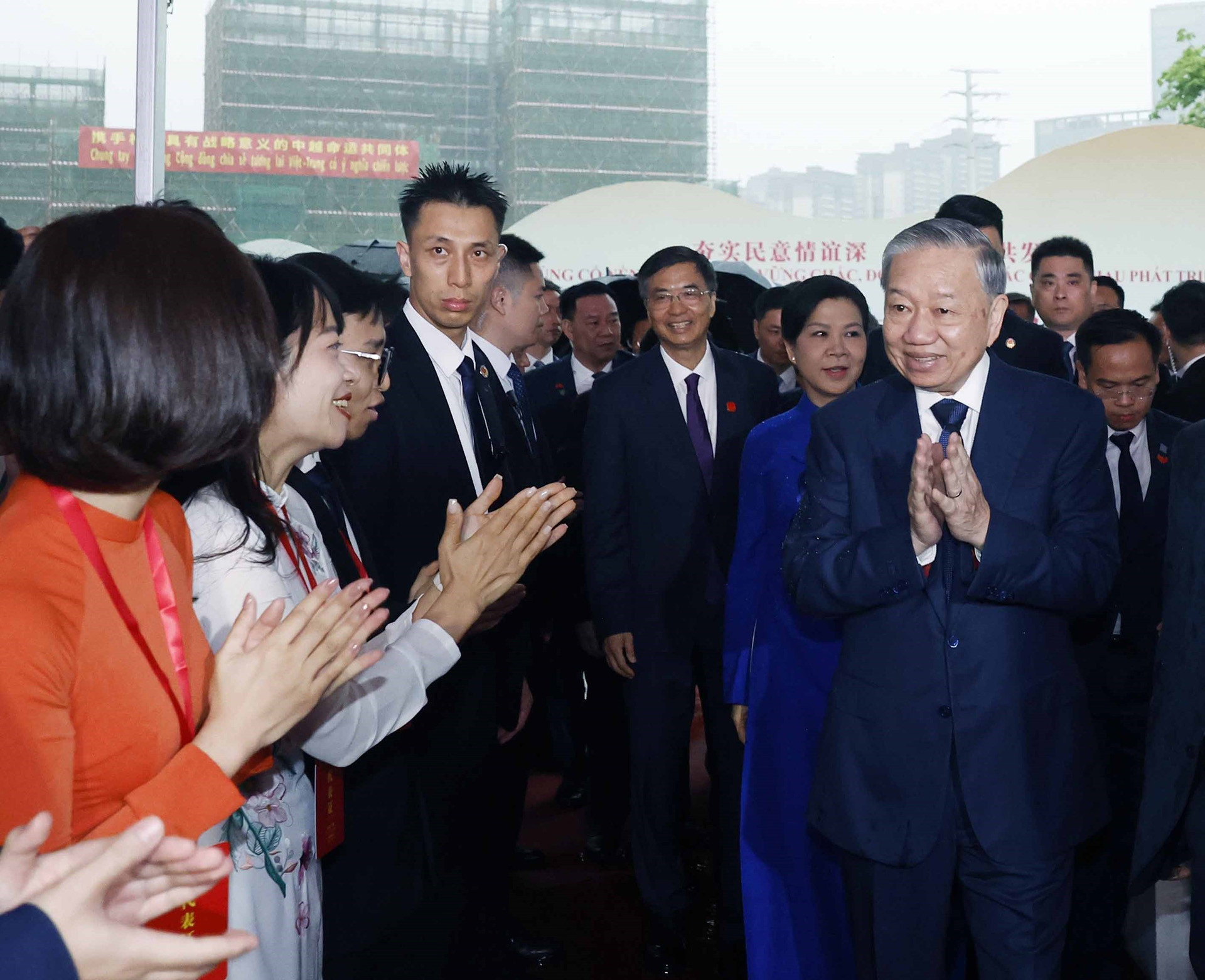 vnapotaltongbithuchutichnuoctolamdulekhaimacvaphatbieutailienhoannhandanbiengioiviet trung8706724 17763975579122055323071.jpg