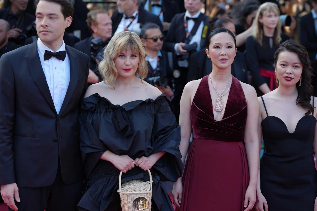 3.1 Phạm Linh Đan (áo đỏ) tại Cannes 2023.jpeg