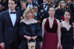 3.1 Phạm Linh Đan (áo đỏ) tại Cannes 2023.jpeg