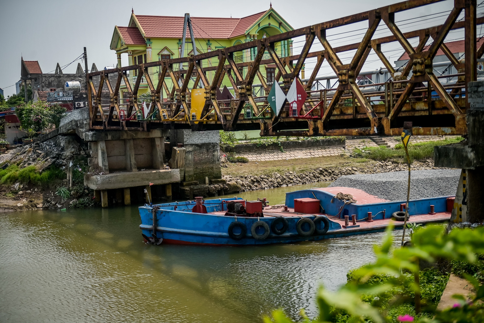 Cầu ở Ninh Bình bị cấm lưu thông, người dân nói lý do vẫn liều mình trèo rào vượt qua