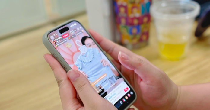 Vợ kiện chồng ly hôn vì anh chỉ thích xem livestream, bỏ bê gia đình