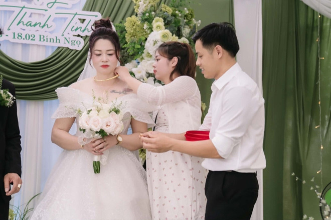 Cô dâu U50 ở Hưng Yên tái hôn sau 28 năm, đám cưới 55 mâm rộn ràng