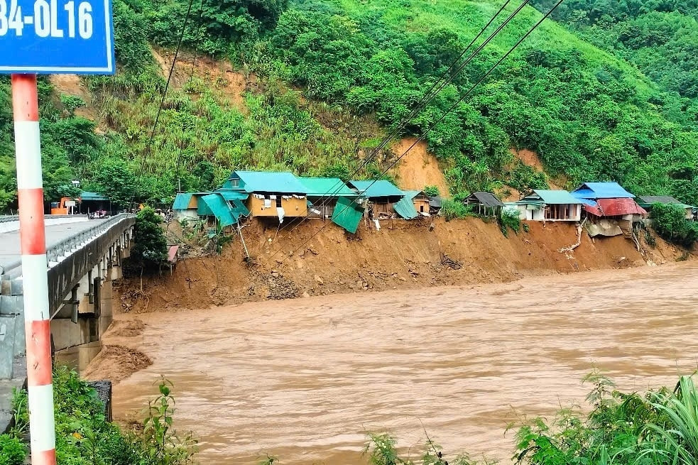 Con đường thoát nghèo bị vùi lấp sau một đêm lũ