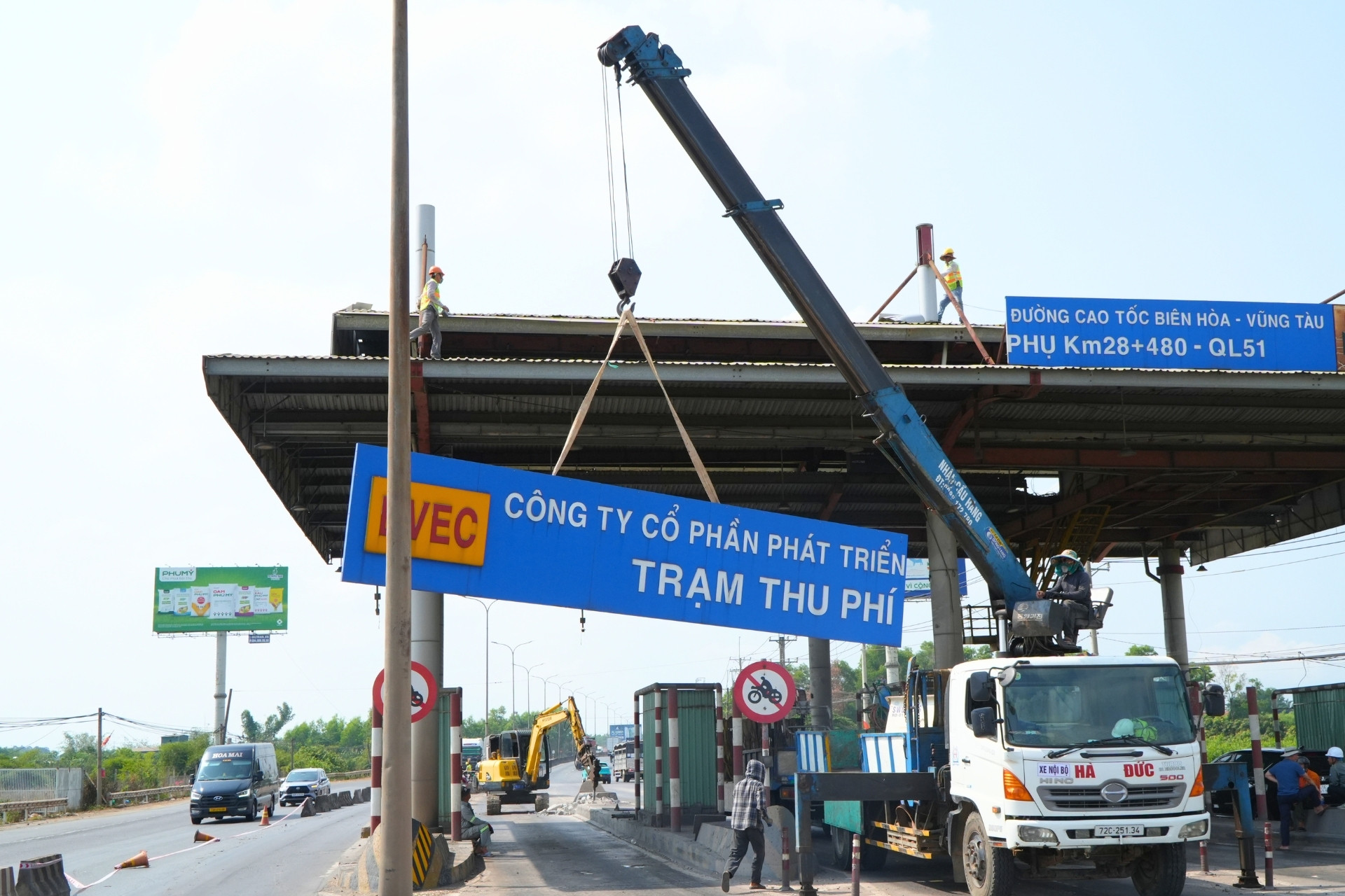Đang tháo dỡ trạm thu phí trên quốc lộ nối Đồng Nai với TPHCM