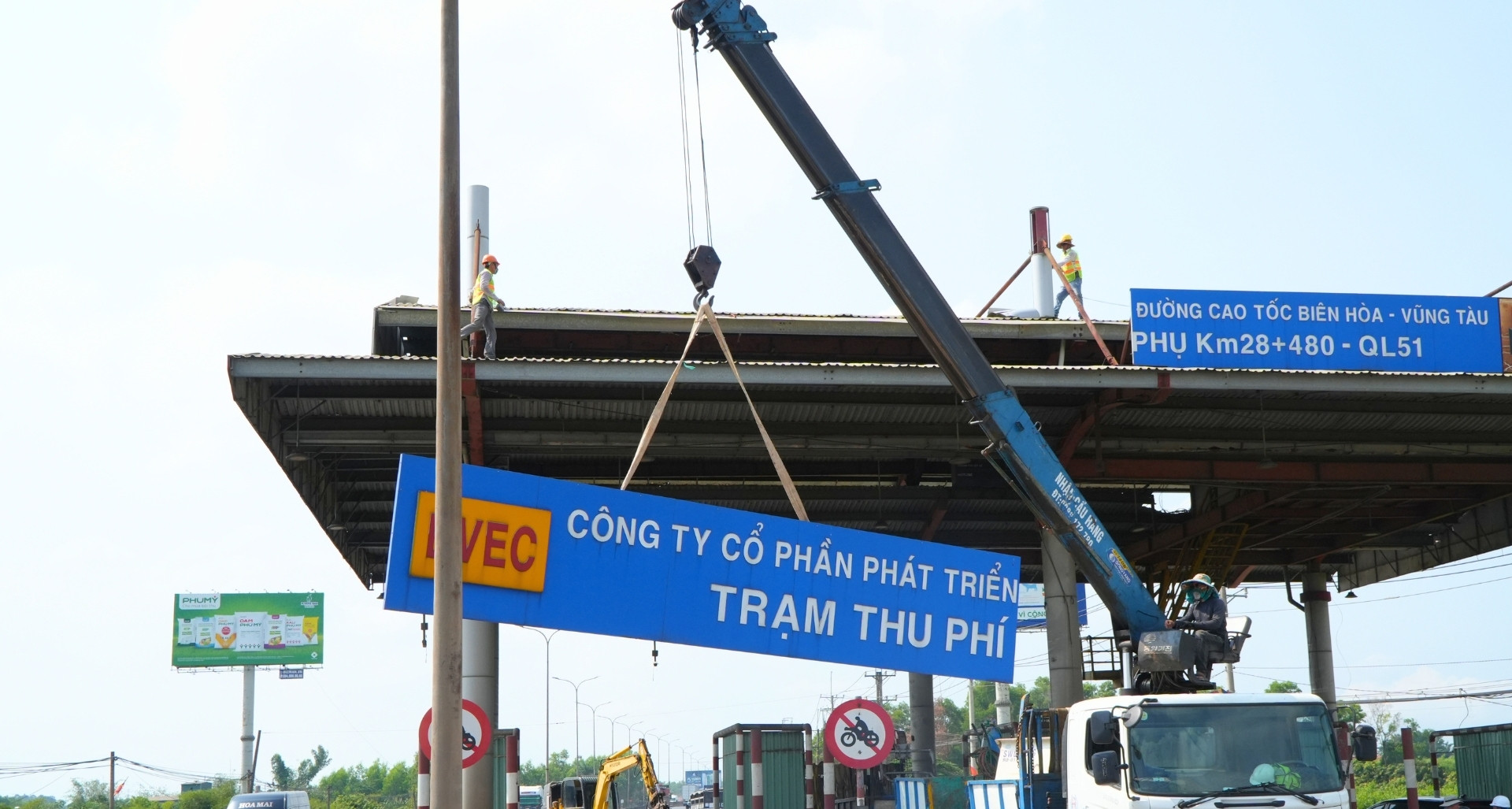 Đang tháo dỡ trạm thu phí trên quốc lộ nối Đồng Nai với TPHCM