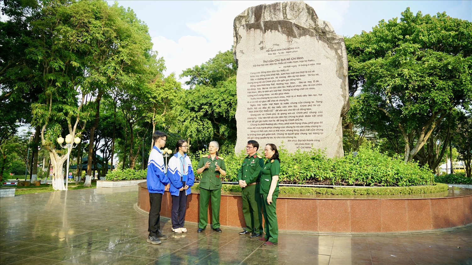 Dưới Bia đá khắc Thư Chủ tịch Hồ Chí Minh tại phường Pleiku, những cựu chiến binh vẫn nhắc nhớ thế hệ trẻ các dân tộc đoàn kết xây dựng quê hương giàu mạnh. Ảnh: Ngọc Thu.jpg