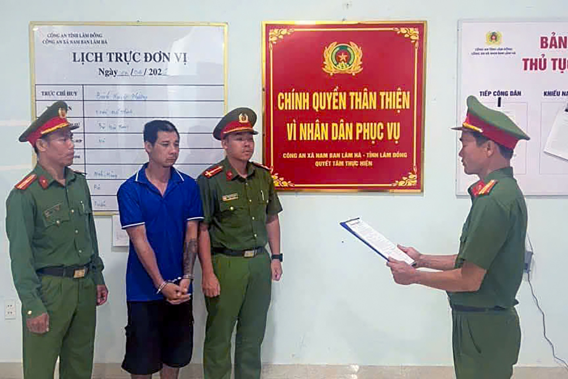 Khởi tố con rể mang dao sang nhà chém bố mẹ vợ