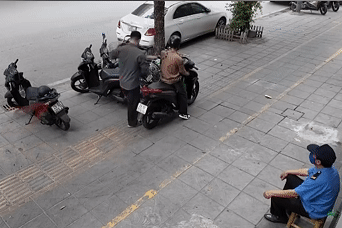 Kỳ lạ hai thanh niên đi Honda Vision lấy nhầm xe của nhau mà không biết