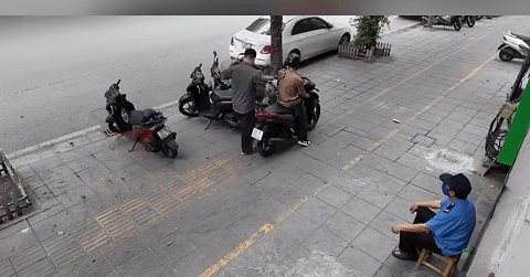 Hy hữu: Hai thanh niên đi xe máy đâm nhau nhưng không hề hay biết