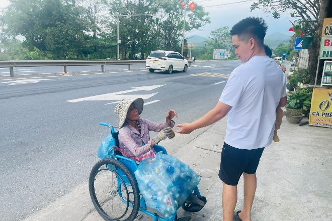 Mẹ liệt hai chân nuôi con tâm thần, nay ngã gãy xương cần giúp đỡ