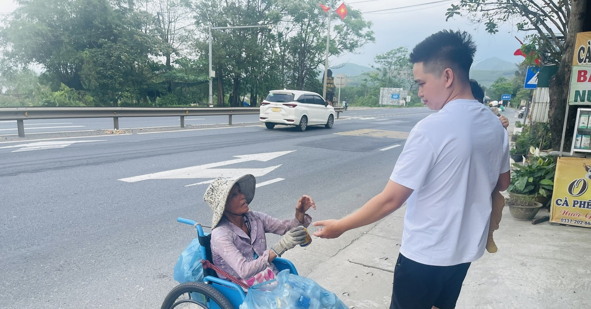 Người mẹ liệt hai chân nuôi con tâm thần, ngã gãy xương cần sự giúp đỡ