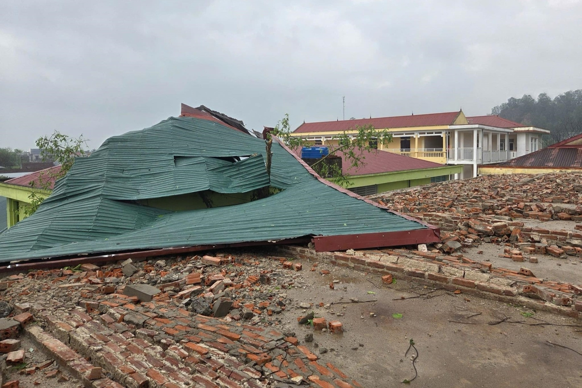 Mưa đá kèm giông lốc lật mái trường học, đập gãy cây cối ở Thanh Hóa