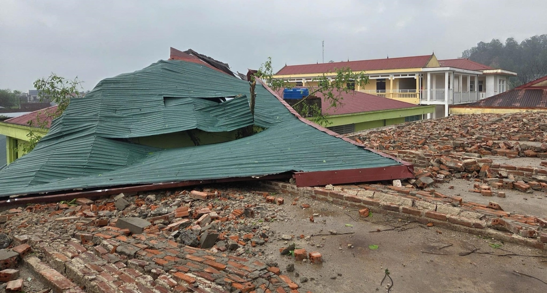 Mưa đá kèm giông lốc lật mái trường học, đập gãy cây cối ở Thanh Hóa
