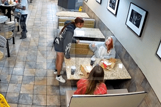 Nữ ca sĩ 26 tuổi bị fan tấn công, tát thẳng vào mặt trong quán ăn