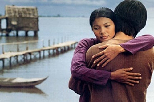 'Nữ hoàng cảnh nóng' dở khóc dở cười khi đóng phim cùng 300 con trâu