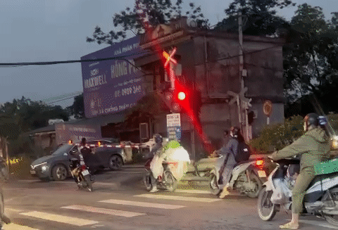 Ô tô bị tàu hoả tông ở Hà Nội, nam tài xế hoảng loạn bỏ xe tháo chạy