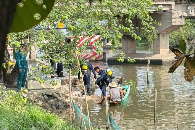 TPHCM: Tìm kiếm tài xế xe ôm nghi nhảy cầu Xáng tự tử